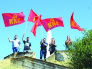 *… με σημαίες και συνθήματα εγώ είμαι ελεύθερος αέρας που φυσά εγώ έχω φίλους τα βουνά κι όλα τα κύματα… (Παντιέρα ρόσα, στον αέρα του κάμπου, στην αντιφασιστική εκδήλωση στο Αντιαεροπορικό.) Ζ.