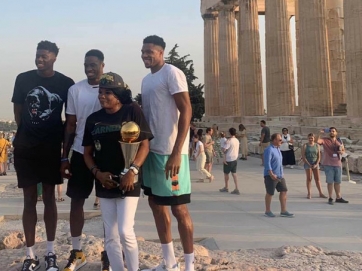 Με τα τρόπαια  του NBA στην Ακρόπολη