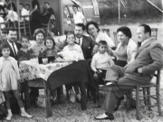 Αρχές της 10ετίας του 1960. Οι οικογένειες  των παντοπωλών Γεωργ. Αποστολόπουλου,  Μιχ. Ανδρεόπουλου και Φωτ. Θεμελή σε υπαίθριο αναψυκτήριο στα Καλά Νερά Βόλου, σε ημερήσια εκδρομή του Συλλόγου Παντοπωλών Λαρίσης (Φωτ. αρχείο Χάρη Μ. Ανδρεόπουλου).