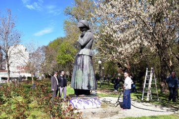 Καθαρίζεται το άγαλμα της «Μάνας» στην Καρδίτσα