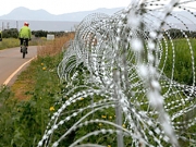 Συρματόπλεγμα 11 χλμ. διχάζει και τη Λευκωσία