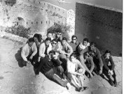 1972, συμμαθητές της Γ’ λυκείου του Α’ Γυμνασίου Αρρένων Λάρισας από την εκδρομή στο Παλαμίδι Ναυπλίου (Αρχείο Κώστα Δήμου)