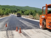 Ασφαλτοστρώνεται ο δρόμος  στη θέση «Κανόνια» Καρδίτσας