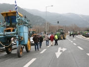 Μέχρι και ψεκαστικό έχουν επιστρατεύσει οι αγρότες στο μπλόκο των Τεμπών, το οποίο χρησιμοποιούν λόγω μεγέθους για να κλείσουν τον δρόμο. Με αφορμή το σημερινό συλλαλητήριο στην Αθήνα θα μπορούσαν να το δανείσουν στους συναδέλφους τους, της Νίκαιας ως αντίμετρο σε περίπτωση που τα ΜΑΤ στην πρωτεύουσα αρχίσουν να ψεκάζουν πάλι τους συγκεντρωμένους αγρότες