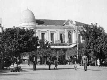 Το μέγαρο του Μεχμέτ Χατζημέτου, γνωστό ως Λέσχη Ασλάνη. Επιστολικό δελτάριο των αρχών του 1930, όταν λειτουργούσε ως Ξενοδοχείο &quot;Μεγάλη Βρετανία&quot;.