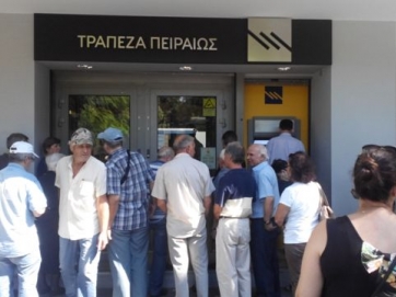 &quot;Λαϊκό προσκύνημα&quot; χθες στις τράπεζες της Λάρισας