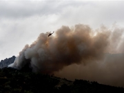 Μαίνεται η πυρκαγιά σε δασική έκταση στην Οινόη Αττικής