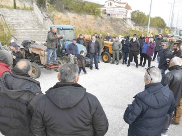 Κλιμακώνουν τις κινητοποιήσεις τους οι αγρότες