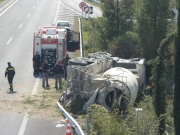 Μπετονιέρα ανατράπηκε στην εθνική οδό