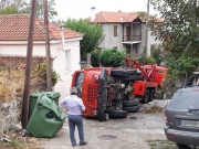 Κάηκε σπίτι και ανετράπη πυροσβεστικό εθελοντών