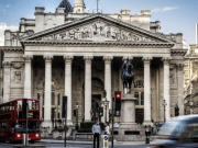 Η Τράπεζα της Αγγλίας μείωσε τα επιτόκια