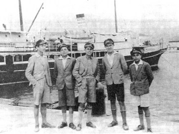 Μαθητές του Γυμνασίου Λαρίσης σε εκδρομή στον Βόλο (20.5.1935). Πρώτος από δεξιά ο Παναγιώτης Τσιρίκογλου. © Αρχείο οικ. Κωνσταντίνου Χατζηλάκου.