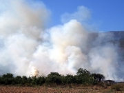 Η φωτιά έφθασε έξω από τους Νερόμυλους Αγιάς