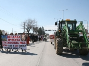 *ΜΙΑ εικόνα, χίλιες λέξεις! Δεν υπάρχει πιο ξεκάθαρη και τρανταχτή απόδειξη, από αυτή τη φωτογραφία, που να αποδεικνύει τον λόγο για τον οποίο χθες οι κάτοικοι της συνοικίας του Αγίου Γεωργίου, στη Λάρισα, βγήκαν στους δρόμους να διαμαρτυρηθούν.  Στη διασταύρωση της εθνικής οδού Λάρισας - Βόλου, με τη λεωφόρο Καραμανλή, άνθρωποι και κίνδυνος, σε απόσταση αναπνοής!  Λ.Κ.