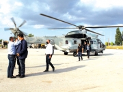 *ΜE ελικόπτερο Super Puma έφτασε από την Καρδίτσα στα Φάρσαλα το κυβερνητικό κλιμάκιο. Στον χώρο της Λαϊκής, όπου προσγειώθηκαν, τους περίμενε ο βουλευτής Χρ. Κέλλας. Σε ρόλο αερολιμενάρχη. Ζ.