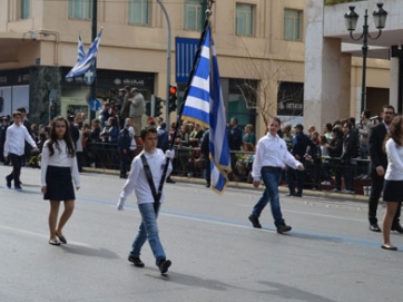 Τέλος ο εθνικός ύμνος, ασάφειες για εκκλησιασμό στα σχολεία