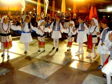 Στιγμιότυπα από την εκδήλωση στην κεντρική πλατεία του Τυρνάβου