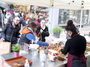 Τηρήθηκε και φέτος το έθιμο. Με παραδοσιακό μέλι ή με μερέντα οι Λαρισαίοι απόλαυσαν για ακόμη μια χρονιά τους λουκουμάδες συνδυάζοντας τις ευχές τους στην «Ελευθερία». Και του χρόνου στα 100.