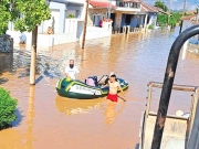 Ο πρώην πρόεδρος του Σμόλικα Φαλάνης, Μιχάλης Μαλαμάς μεταφέρει με φουσκωτό πληγέντες στην πλημμυρισμένη Φαλάνη