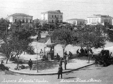 Η πλατεία Θέμιδος και τα κτίρια της νότιας πλευράς της. Φωτογραφία από επιστολικό δελτάριο των Α. Γκινάκου και Γ. Μαργαρίτη. 1935 περίπου.