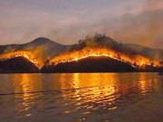 Μαίνονται πάνω από 100 πυρκαγιές