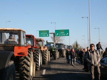 Διαβουλεύσεις, επ΄ αόριστον αποκλεισμοί και ζυμώσεις στα μπλόκα των αγροτών