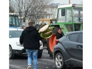 *ΟΠΩΣ παλιά που κουβαλούσαν την προίκα στους γάμους με τα τρακτέρ. Τώρα η προίκα του διανυκτερεύοντος μπλοκατζή στην Εθνική. Ζ.