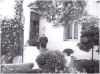 Ο Δημήτριος Χατζηγιάννης και η σύζυγός του Μαρίκα  στην είσοδο της κατοικίας τους. Φωτογραφία Τάκη Τλούπα. 1970. 